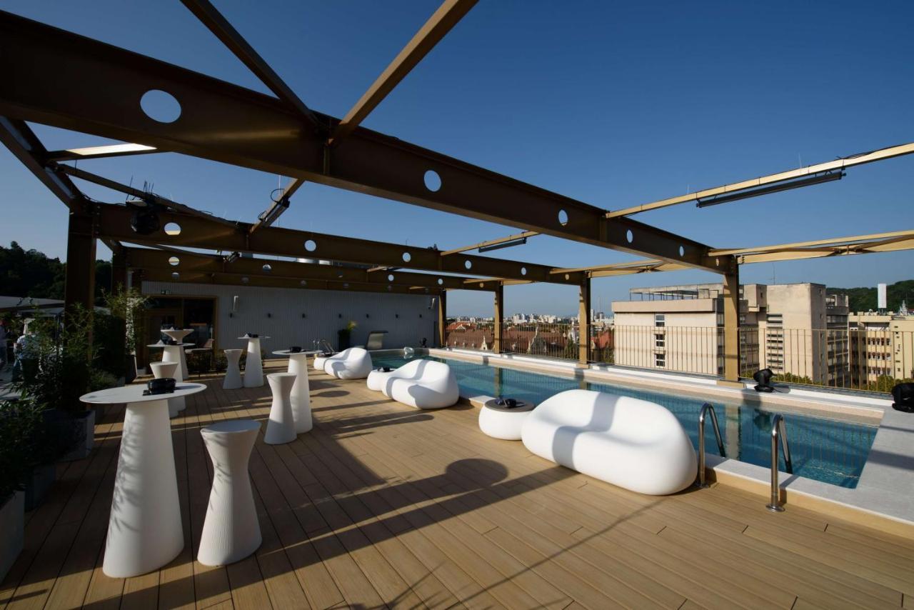 Radisson Blu Aurum Hotel, Brașov Exterior foto The rooftop pool at the Hotel
