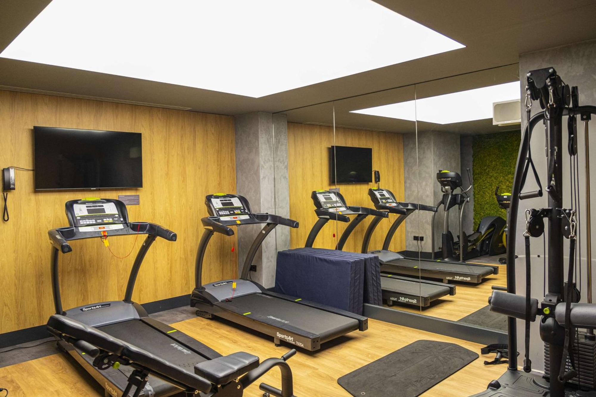Radisson Blu Aurum Hotel, Brașov Exterior foto The gym at the hotel