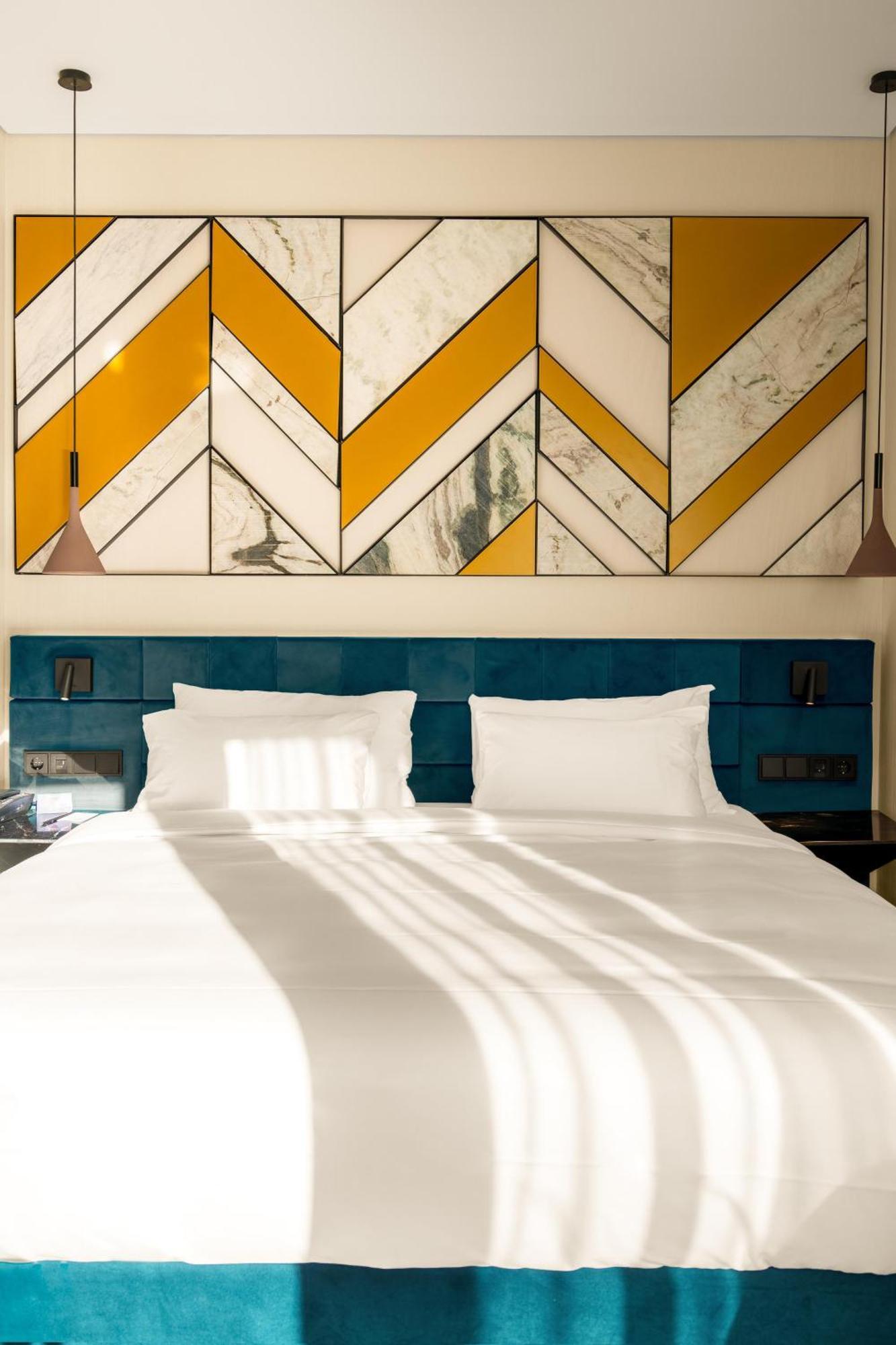 Radisson Blu Aurum Hotel, Brașov Exterior foto A bed with two pillows