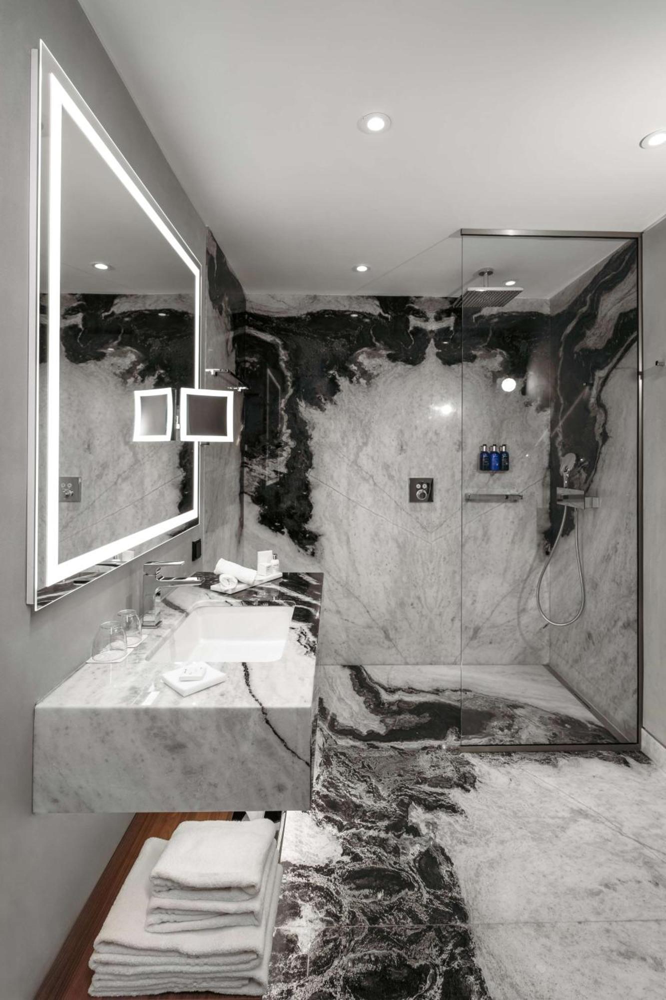 Radisson Blu Aurum Hotel, Brașov Exterior foto A shower with a glass door