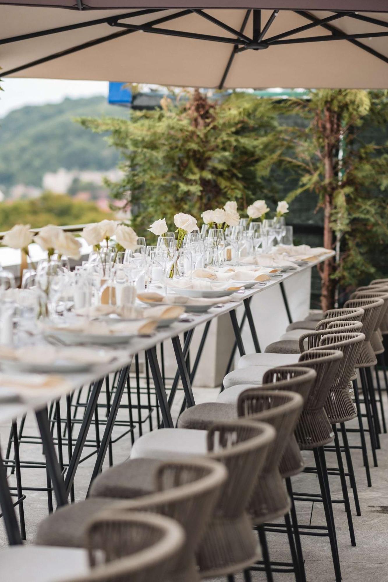 Radisson Blu Aurum Hotel, Brașov Exterior foto The Terrace at the InterContinental Vienna